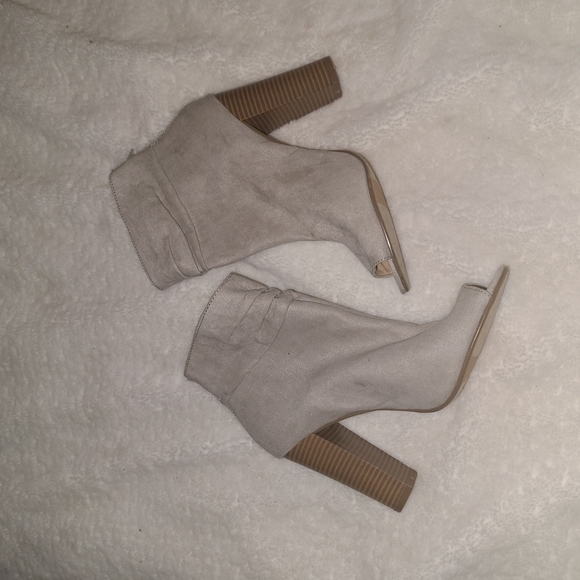 Express Shoes - Express Size 10M  Faux Gray Suede